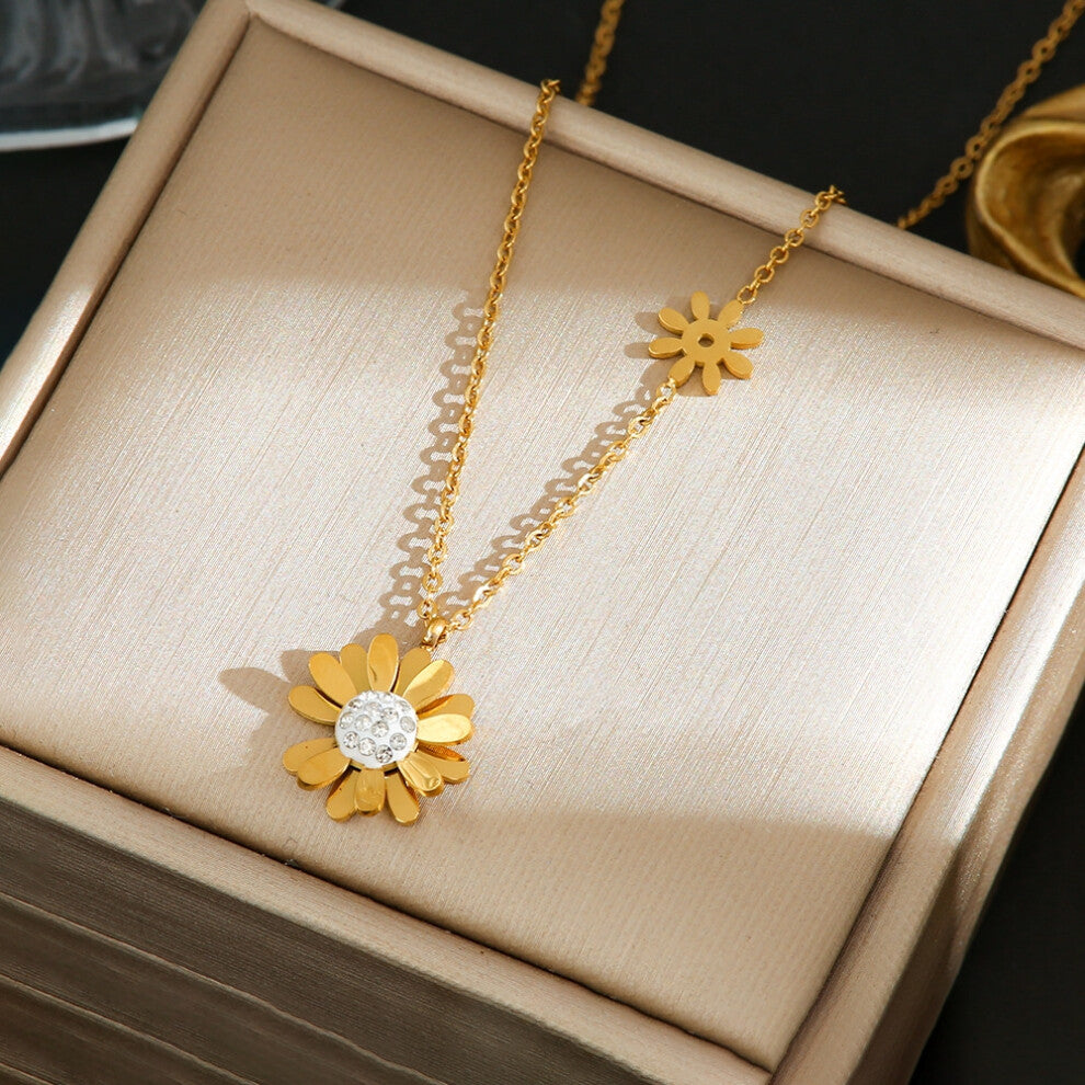 (AD) A full-body titanium steel necklace, a fashionable and personalized 18K gold electroplated collarbone chain accessory for women