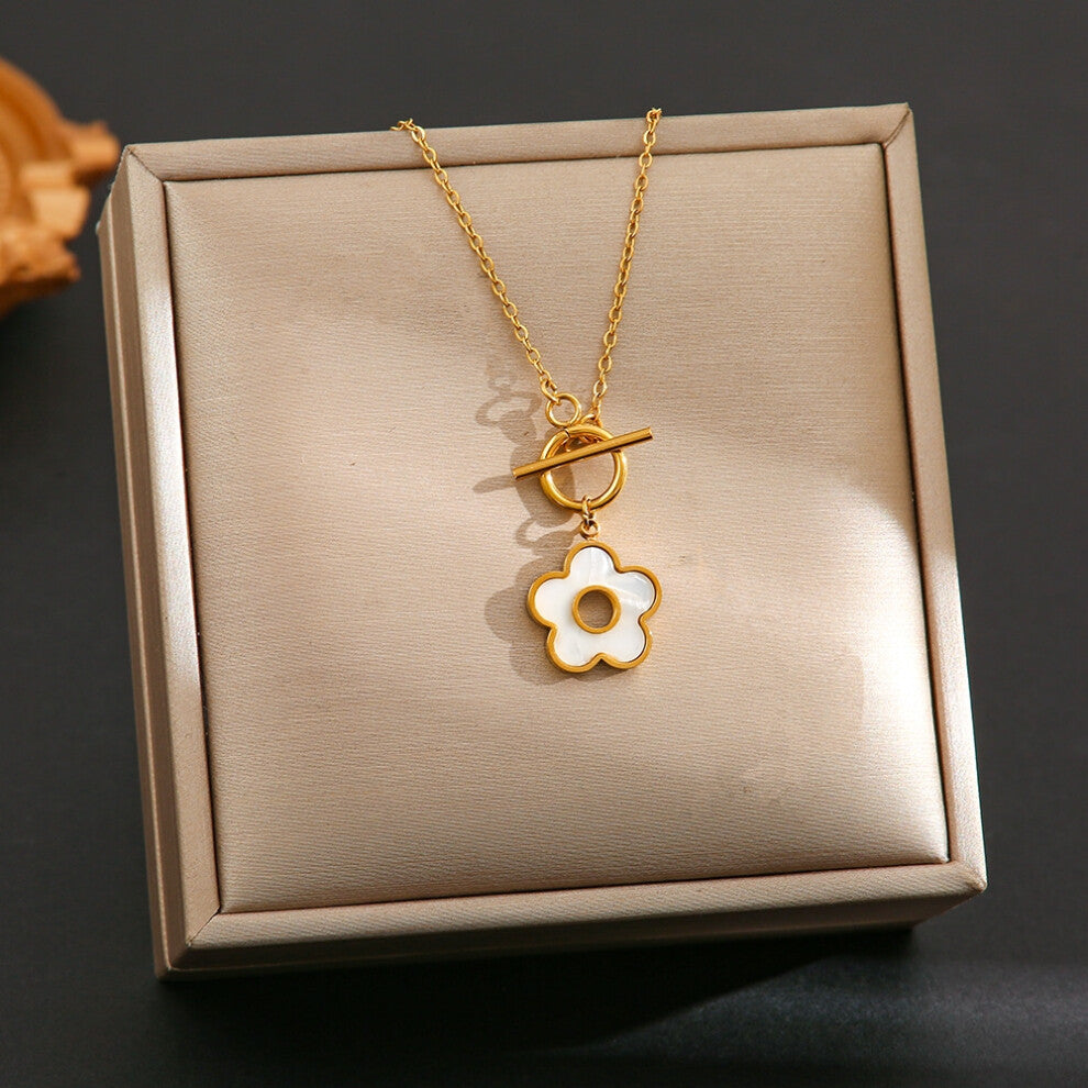 (AM) A full-body titanium steel necklace, a fashionable and personalized 18K gold electroplated collarbone chain accessory for women