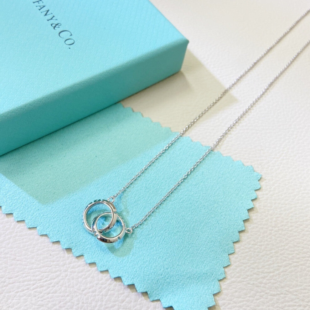 (White gold) A classic female collarbone chain with a polished Roman double-ring necklace