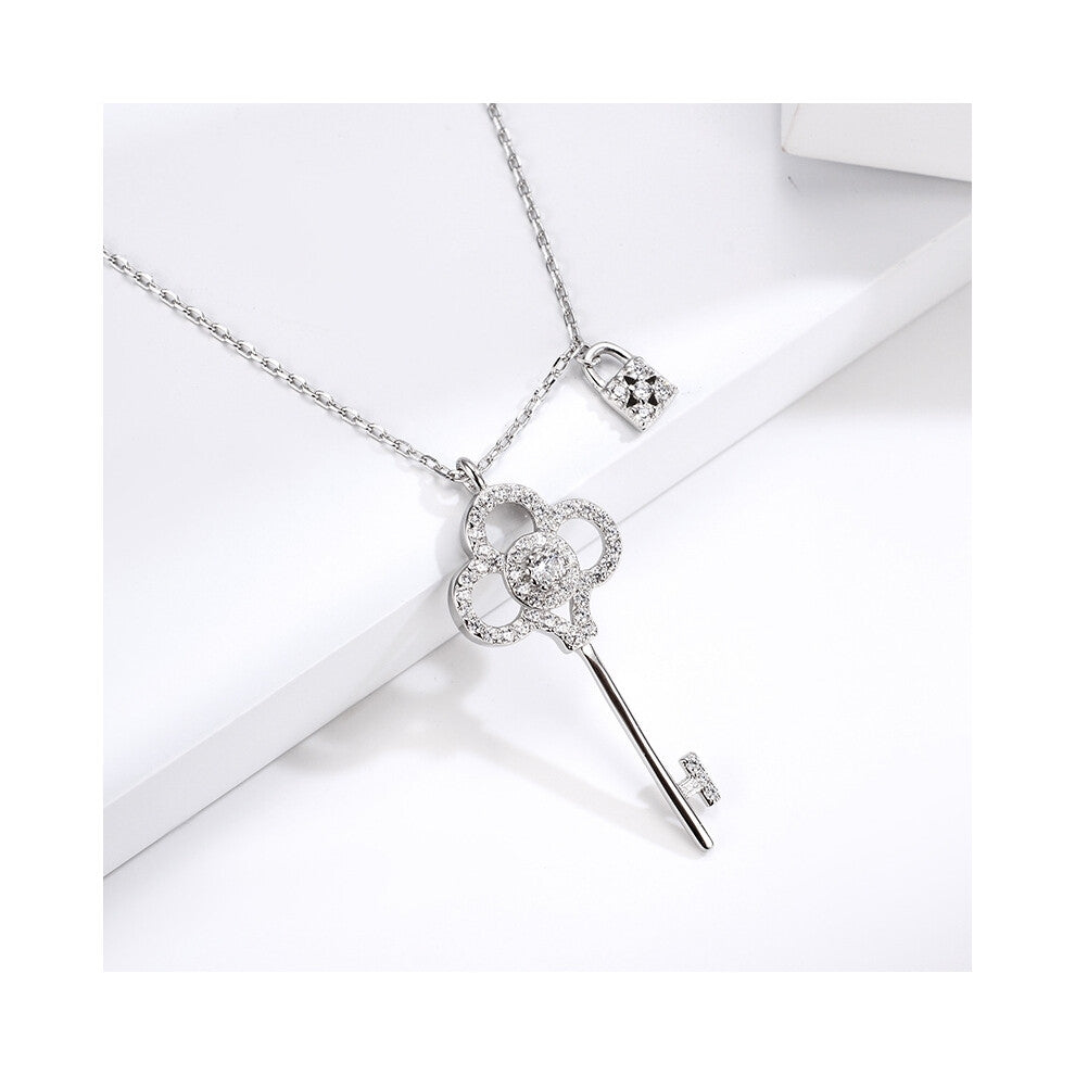 (Platinum key necklace) Diamond-encrusted key necklace for women, fresh and elegant, fashionable and simple. Lock head collarbone chain