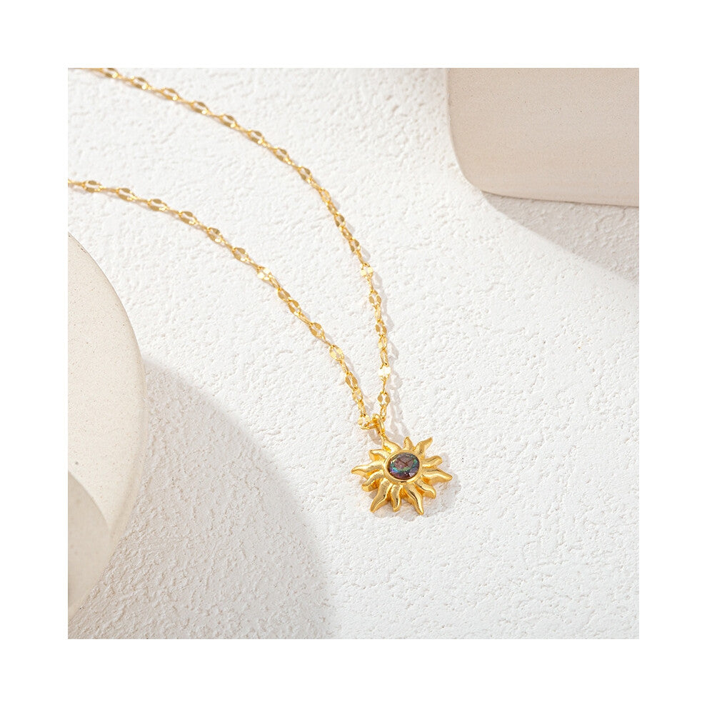 (?XL-0135?Sunflower gold necklace) The new necklace exudes a high-end and fashionable commuting style, featuring a collarbone chain and a sunflower pe