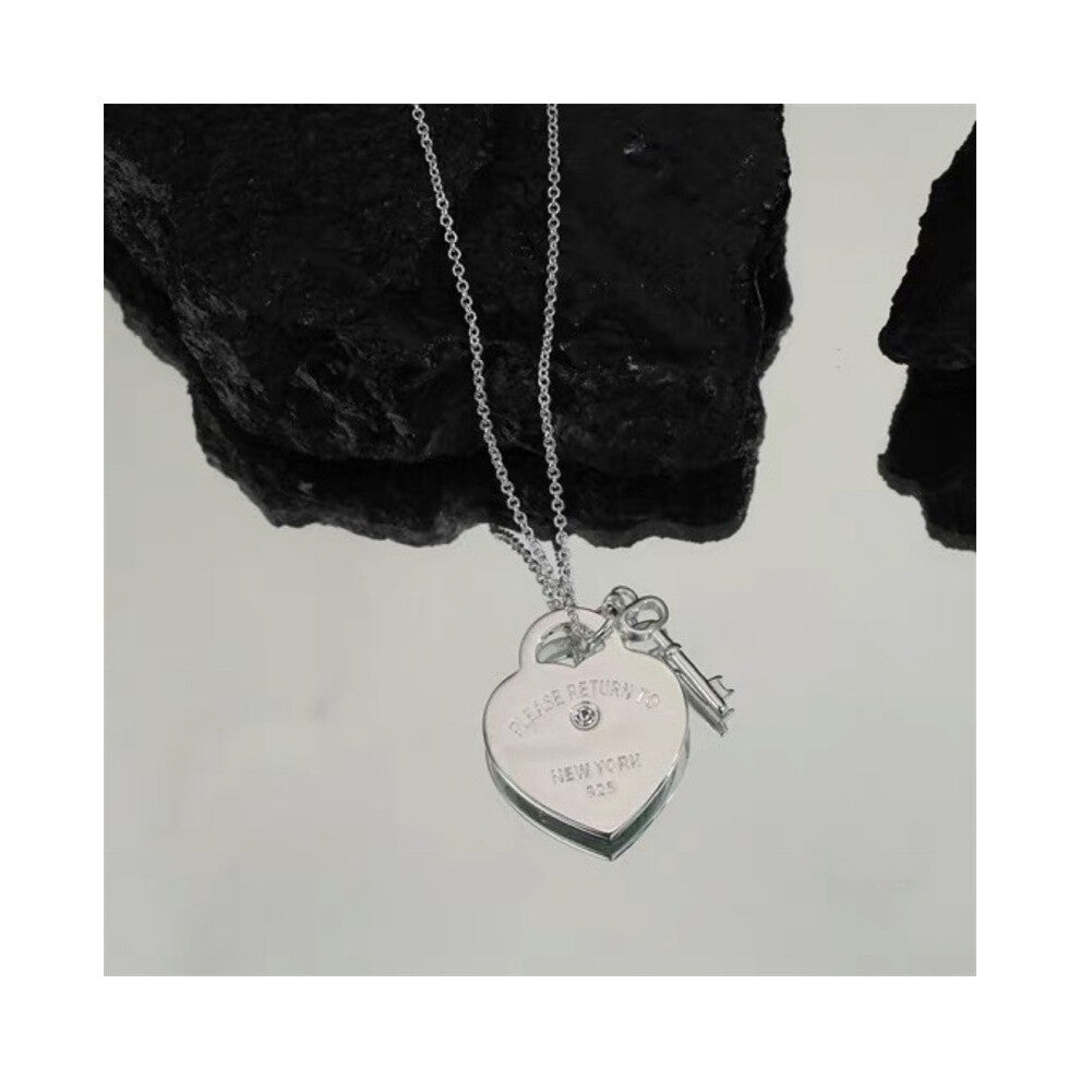 (White gold) A simple, fashionable, versatile, sweet and fresh collarbone necklace with a diamond key pendant for women