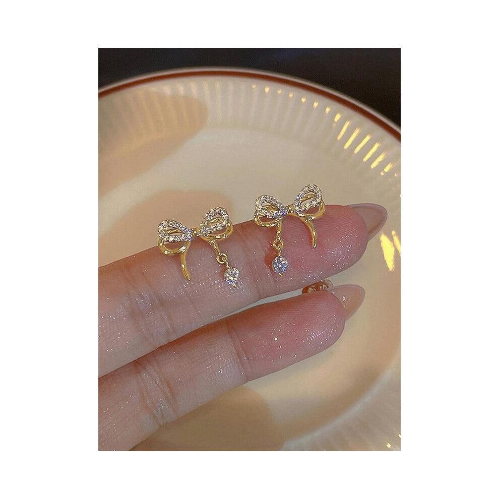 (Golden, one size fits all) A pair of elegant and light luxury simple bow design ear studs that are sweet and versatile for women's daily commutes