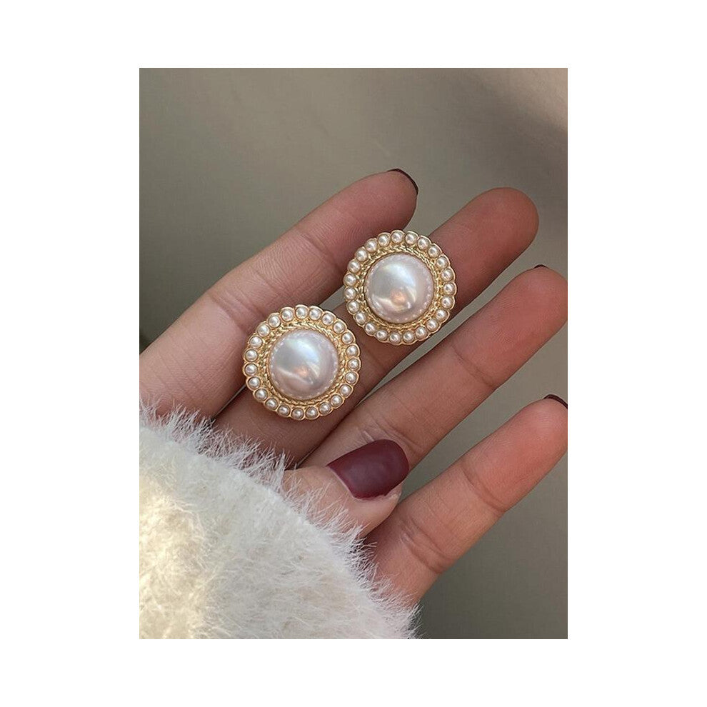 (Golden, one size fits all) A pair of elegant, light luxury, simple geometric design imitation pearl stud earrings are suitable for ladies to wear dai