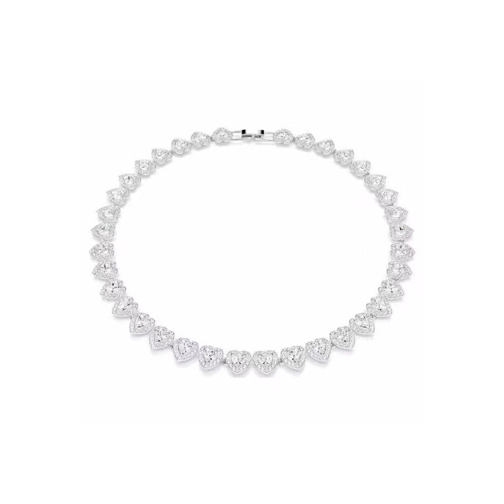 (A necklace full of diamonds and hearts) The full diamond heart-shaped Roman necklace, bracelet and stud earrings are unique, fashionable and elegant