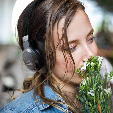 JBL® Live 660NC Wireless Over-Ear Noise Cancelling Headphones