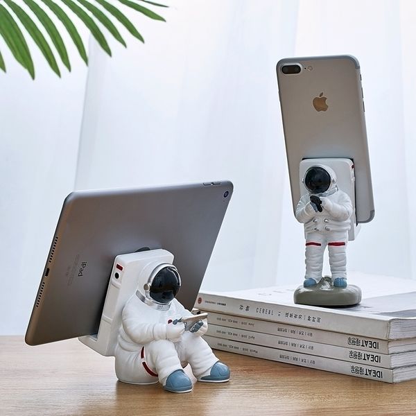 Creative Penholder Mobile Phone Stand Resin Astronaut Home Decoration Office Desk Practical Desktop Holder Accessories Y200106