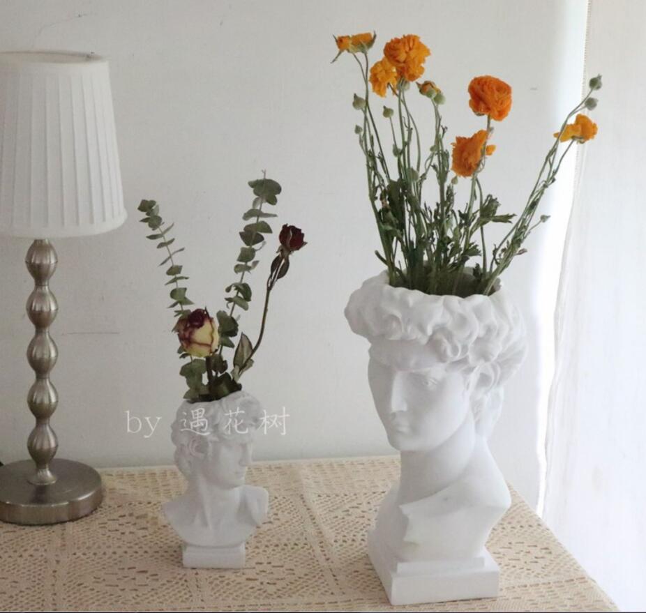 David vases ornaments plaster sculptures retro dried flowers and flower arrangement shop table display Vase