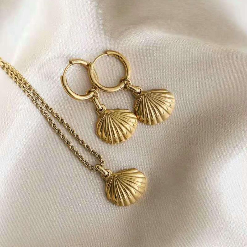 Pendant Necklaces Gold Color Shell Necklace Huggie Earrings Jewelry Sets For Women Summer Vacation Choker Accessories
