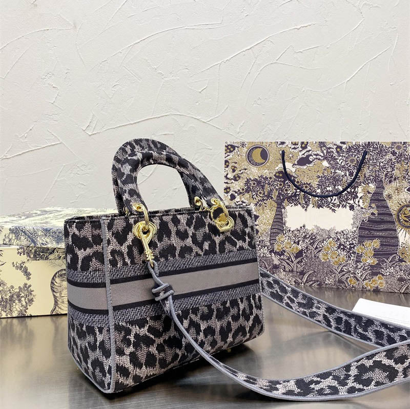 Designer Bags 2021 fashion ladies handbags shoulder Crossbody Bag lady exquisite advanced 7 colors versatile size 23 * 21cm