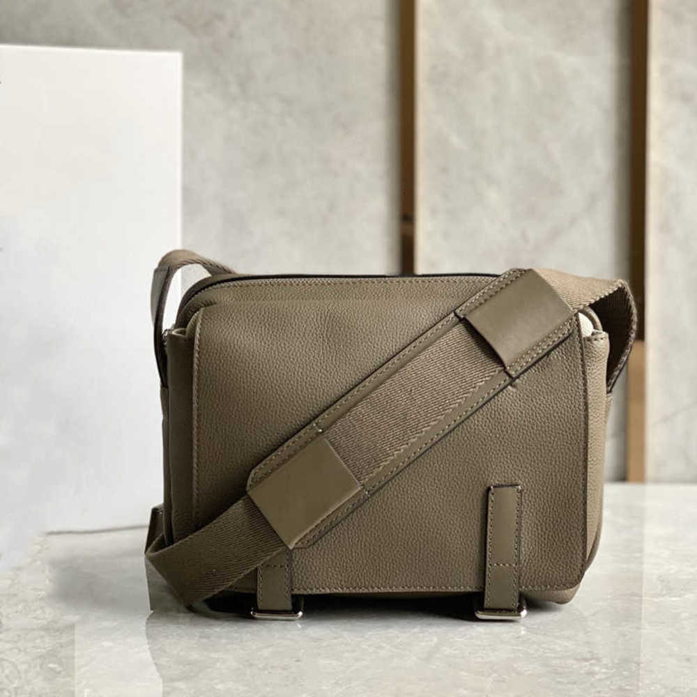 7A+Fashion The latest version fashion bags 39850 Adopt imported litchi grain calfskin Built-in two card slots Strong space practicability perfect