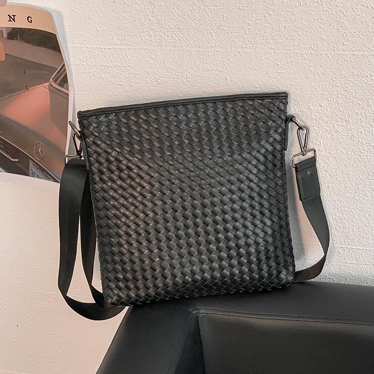 Factory wholesale men handbag Knitting messenger bag outdoor leisure leather shoulder bags street fashion Joker Knittings handbags