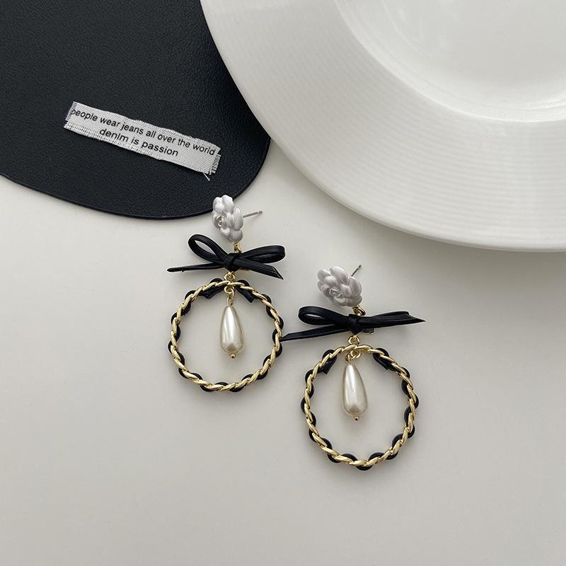 LOVOACC Personality Twisted Chain Circle Bowknot Earrings for Women Black Feather White Resin Camellia Drop Earrings Jewellery