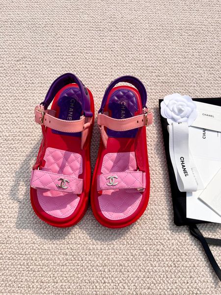 CHANEL sandals candy! Every summer is the United States eyebrow person essential single article, this foot is very comfortable, travel again
