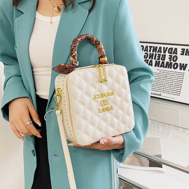 New Designer Bags Female 2022 Spring French Minority Texture Messenger Handbag Shoulder Fashion Atmosphere Perfume Box