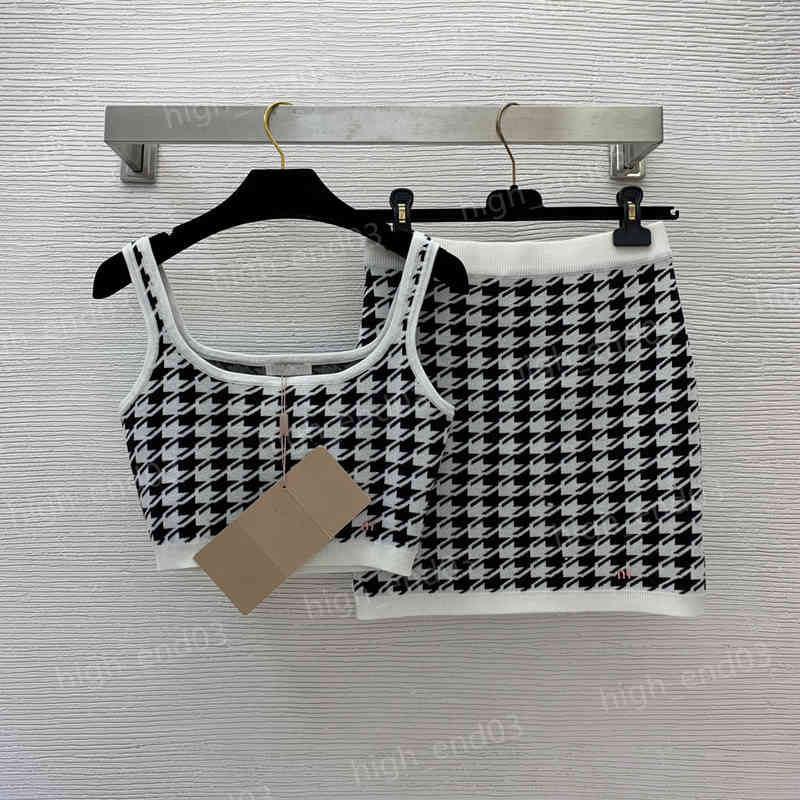 Womens Knitt Two Piece Dress Designer Tracksuits Miu Logo Embroidered Tanks Tops Knit Skirt Sets Women Clothing Luxury Apparel