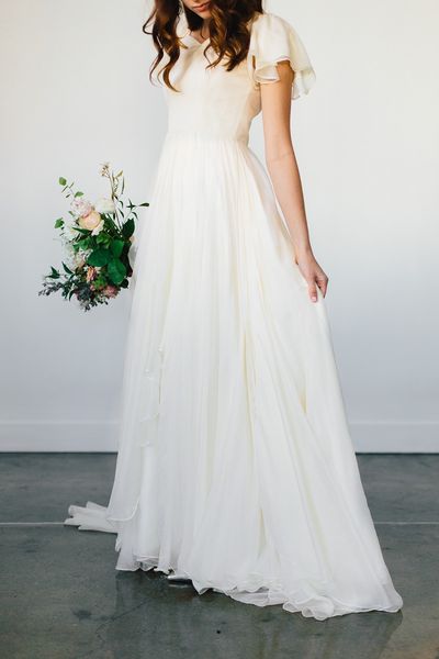 wy Chiffon Modest Wedding Dresses Beach Short Sleeves Beaded Belt Temple Bridal Gowns Queen Anne Neck Informal Reception Dress