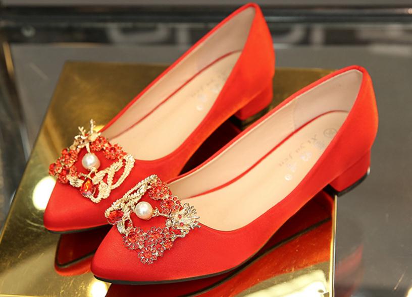 Wedding shoes female red With crude 2017 new autumn water drill Square buckle Satin Single shoes Bride&#039;s shoes