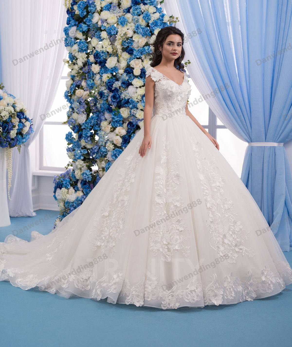 Beauty Ivory V-Neck Tulle Applique Beads Ball Gown Wedding Dresses Bridal Pageant Dresses Wedding Attire Dresses Custom Size 2-16 ZW713212