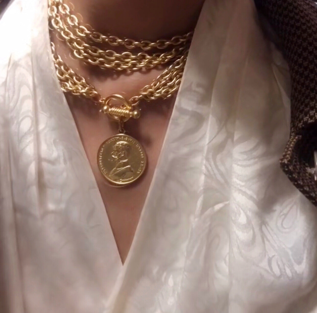 Rongho Vintage Metal Human head chokers necklaces for women Chunky chains Necklace metal coin pendant necklace Punk jewelry