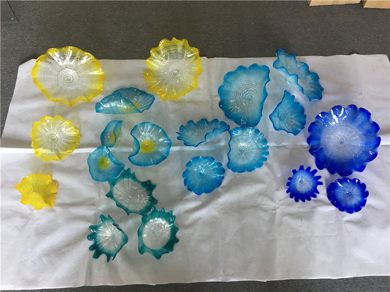 Contemporary Murano Flower Plates Wall Arts Blue Shade Yellow Shade Decorative Hand Blown Glass Hanging Plates with Scallop Edges