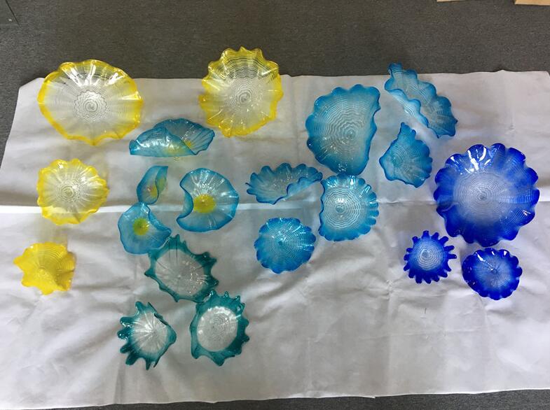 Wholesale Murano Flower Plates Wall Arts Blue Shade Yellow Shade Decorative Hand Blown Glass Hanging Plates with Scallop Edges