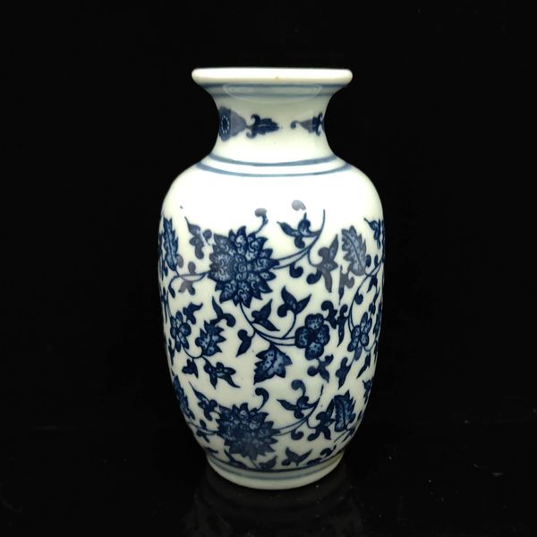 Old Chinese Blue and white porcelain Handmade Vase Qianlong Mark S043