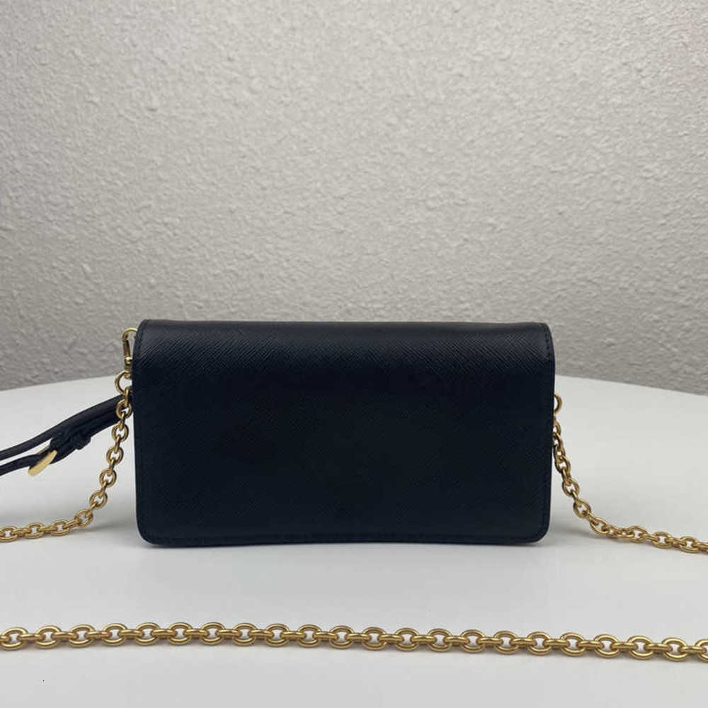 5A+Fashion Imported high gloss cross grain cowhide 1DH029 Comes with detachable leather wristband shoulder bag Removable metal chain straps fine