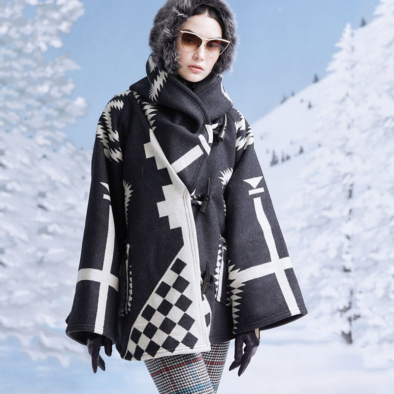 2021 New Black White Hooded Geometric Blends Wool Cape Coat Vintage Noble Women Winter Outerwear Flare Sleeve Horn Button Jackets Ezwr