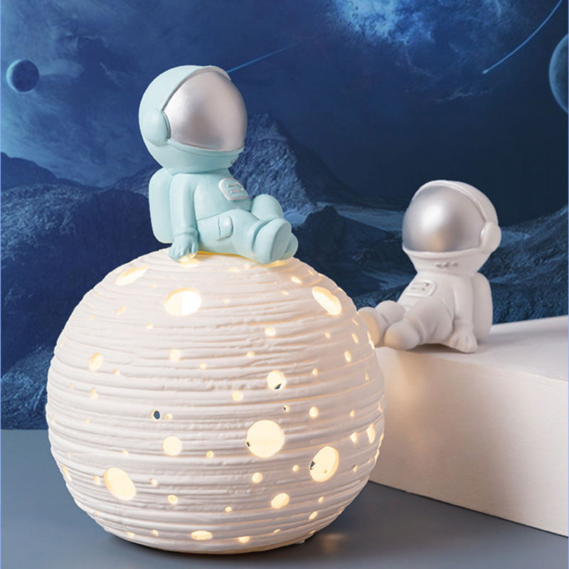 Creative Children&#039;s Planet Table Lamps Nordic Astronaut LED Table Llight Bedside Bedroom Living Room Moon Decoration Desk Lamp Vintage Coffee N