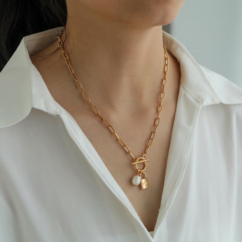 Pendant Necklaces Necklace For Women Creative Retro OT Buckle Freshwater Pearl Love Lettering Lock Long Choker Aesthetic Chain Jewely