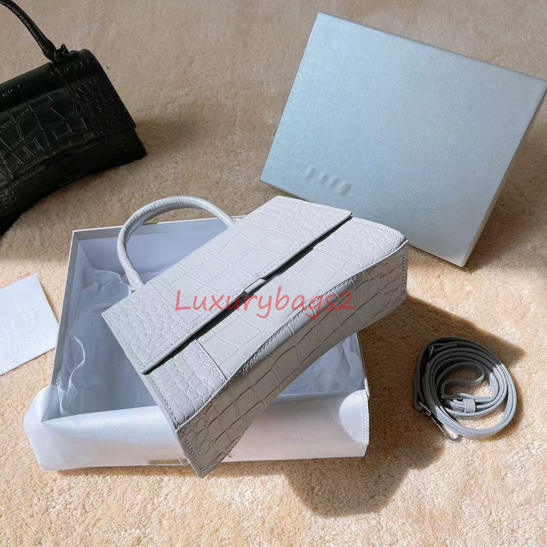 luxurys designers crossbody bags messenger bag backpacks The leather is smooth and bright purses