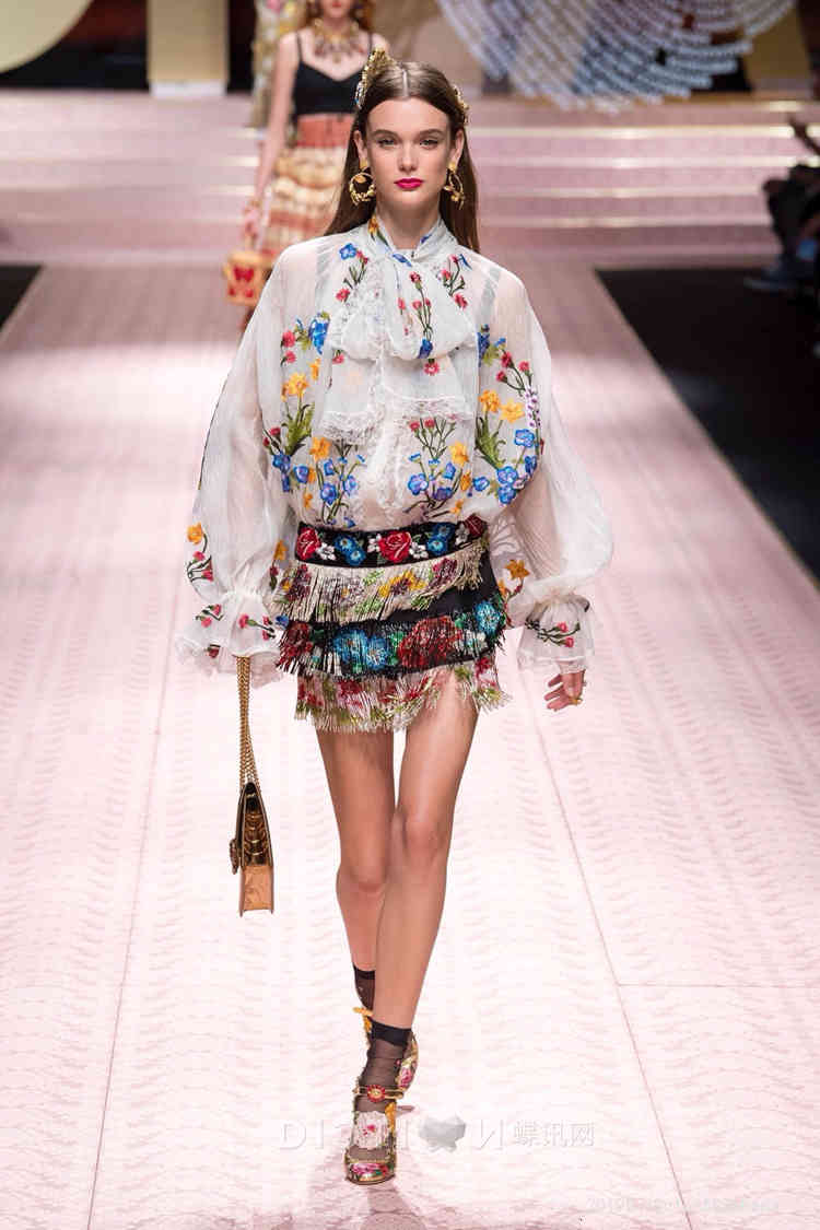 Runway Tops Spring Women Blouses Elegant Shirts Vintage Bow Floral Embroidery Lantern Long Sleeve Blouse White Black Shirt Demale