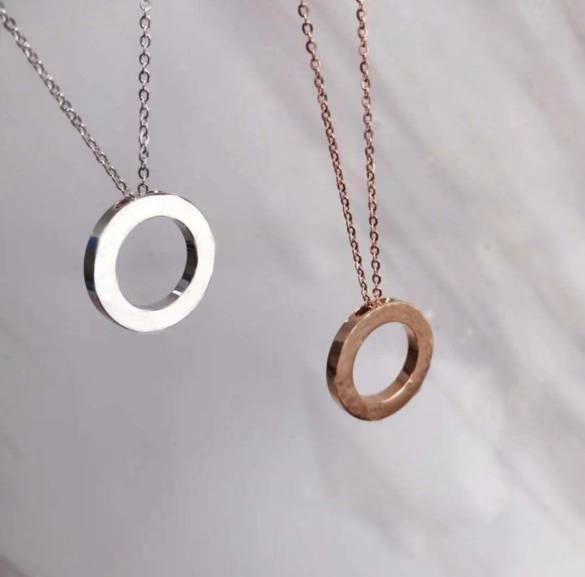 Charm and Fashion Round Pendant Classic Titanium Steel Sliding Couple Necklace Design Jewelry with Exquisite Gift Box