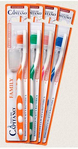 Pasta Del Capitano Cepillo de dientes Family Care de cerdas fuertes, varios colores