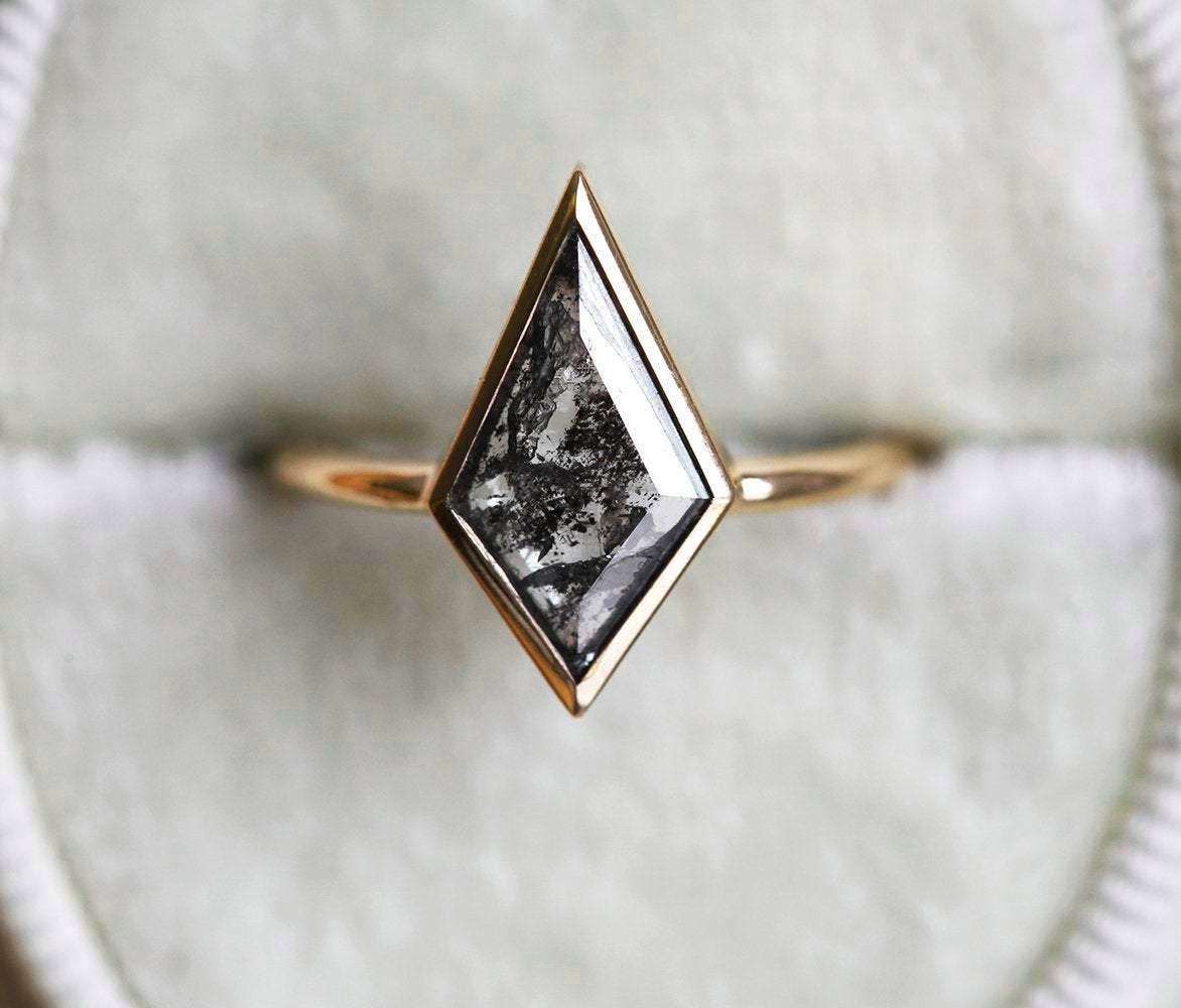 ZARA SALT & PEPPER DIAMOND RING - 18k yellow gold